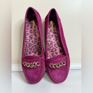Vionic Mesa Suede Loafer in Berry Pink with Gold Chain Accent in size 8.5W